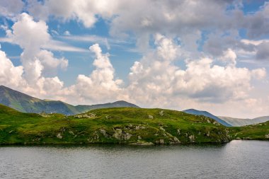 Capra buzul pitoresk etrafa. güzel dağlık yaz peyzaj yüksek irtifa üzerinde. güzel arka plan seyahat