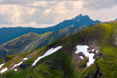 dağ tepe tepeler arkasında. bir bulutlu yaz gününde Fagaras dağların güzel sahne