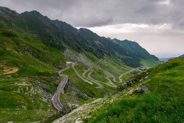 serpantin Transfagarasan yolun sarma. güzel ulaşım arka plan. Romanya'da popüler turizm