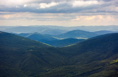 çok olarak uzaklık inişli çıkışlı tepeler. Dağlık yaz manzara güzel sahne.