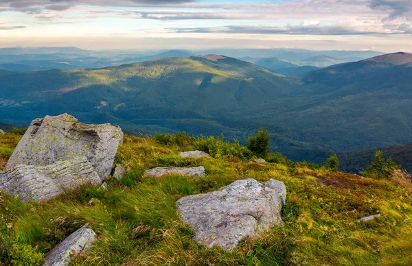 Rocas Borde Ladera Hermosa Vista Desde Montaña Runa Ucrania Nublado — Foto de Stock