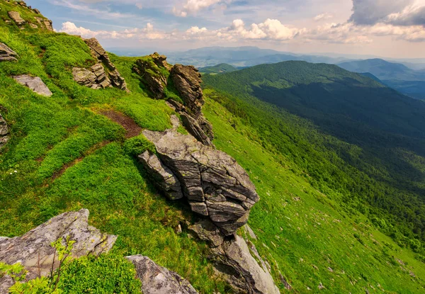 Skalnaté Útesy Hory Pikui Boržava Horský Hřbet Dálce Krásné Letní — Stock fotografie