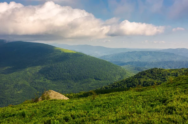 Verde Colina Polonina Runa Verano Buen Tiempo Con Algunas Nubes — Foto de Stock