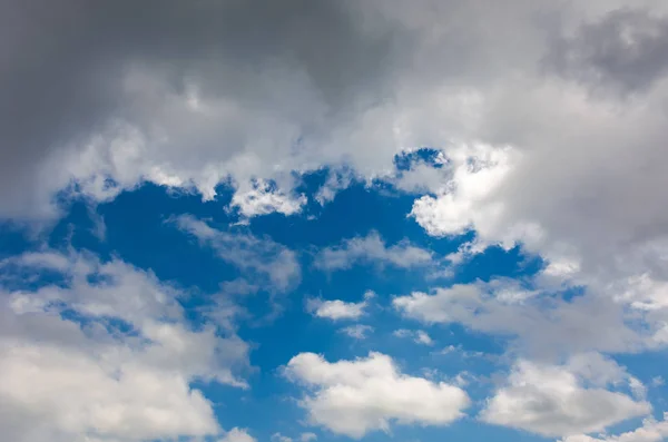 Formazioni Nuvolose Incredibili Cielo Blu Scuro Bellissimo Lato Illuminato Panorama — Foto Stock