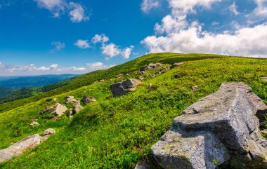 güzel yaz manzara. çimenli yamaç kayalık oluşumlar ile. dağ tepe bulut. parlak ve taze gün, iyi bir ruh hali. yürüyüş ve kamp için harika bir yer
