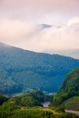 Alçak bulutlar içinde güzel dağ manzarası. dağ uzakta bulutların arasında zirvesine. çok güzel bir sabah manzara