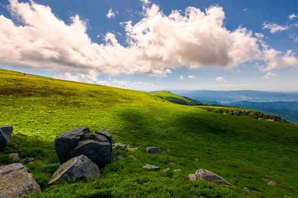 Красивые Облачные Образования Над Вершиной Горы Прекрасный Летний Пейзаж Светлый — стоковое фото