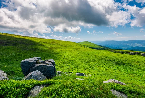 巨大な岩と草で覆われた斜面 夏の間は美しい山岳風景 場所山瑠奈 ウクライナの Transcarpathian — ストック写真