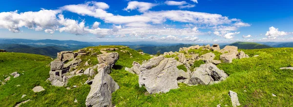 Stenar Runa Berg Panoramautsikt Fantastiskt Molnlandskap Blå Himmel Över Avlägsen — Stockfoto