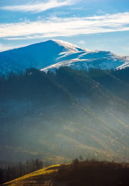 Velykyi Verkh karlı tepesinde. çok güzel bir sabah sahne Karpat Dağları, Ukrayna geç sonbahar