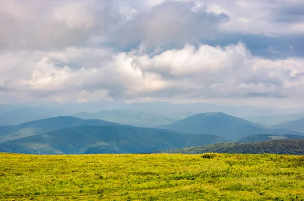 Grassy Alpine Meadow Cloudy Weather Beautiful Landscape Carpathian Mountain Distance — Stock Photo, Image