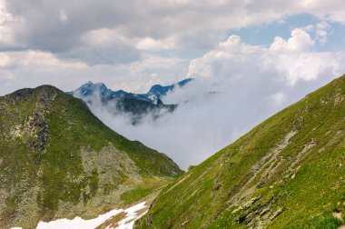 bir bulutlu yaz gününde dağlık manzara. yüksek irtifa üzerinde güzel doğa manzarası. Capra tepe, Fagaras Dağları, Romanya