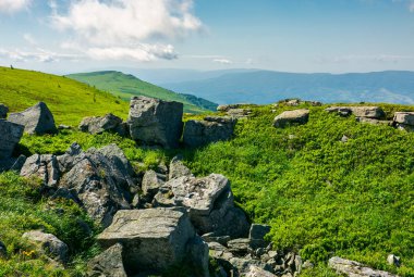 Beyaz keskin taşlar ve kayalar Karpat dağ üstüne yamaca