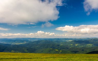 güzel manzara yaz göğün altında. kabarık bulutlar dağ sırtı üzerinde. hoş bir atmosfer ve bir yürüyüş için iyi bir gün. güzel doğa arka plan 