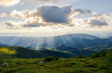 güzel dağlık yaz manzara. Sun ray yamaca düşmek. Güneş bulut arkasında. öğleden sonra güzel sahne