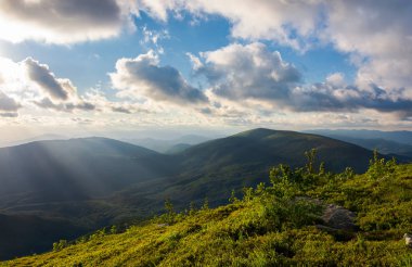 güzel cennet yaz dağların üzerinden. çimenli tepeler ve yan ışık akşam içinde uzak dağlar. ilginç şekiller ve perspektif ile muhteşem renkli sahne