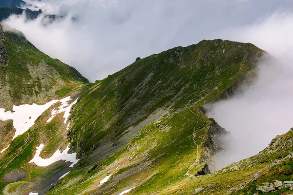 bir bulutlu yaz gününde dağlık manzara. yüksek irtifa üzerinde güzel doğa manzarası. Fagaras dağlar, Romanya