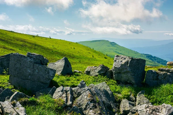 Enormes Formaciones Rocosas Las Colinas Cubiertas Hierba Hermoso Paisaje Montaña — Foto de Stock