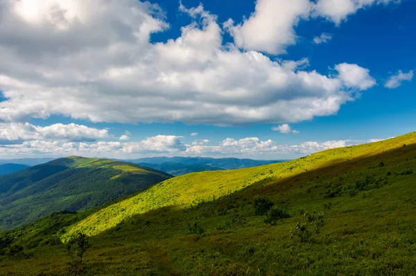 Prachtige Bergachtige Landschap Onder Zomer Hemel Pluizige Wolken Bergrug Licht — Stockfoto