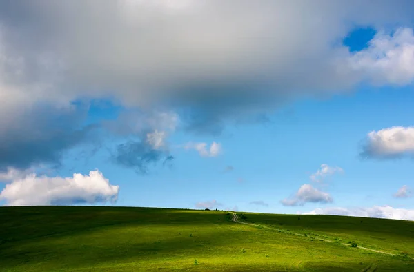 Met Gras Begroeide Heuvels Prachtige Middag Cloudscape Platteland Weg Slingert — Stockfoto