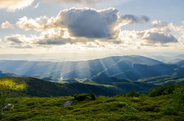 Güzel Dağlık Yaz Manzara Sun Ray Yamaca Düşmek Güneş Bulut — Stok fotoğraf