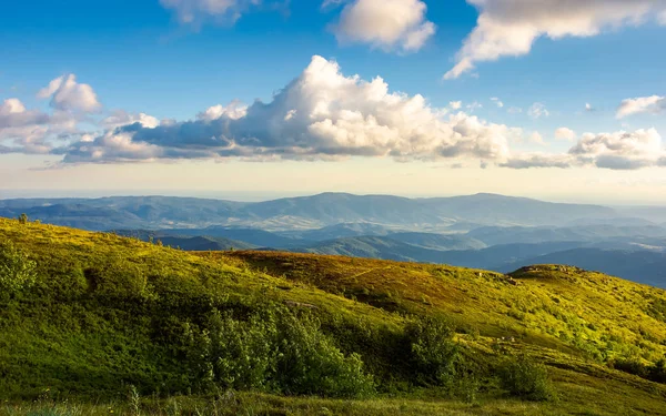 Beautiful Clouds Summer Mountain Landscape Grassy Hills Distant Mountains Evening — Stock Photo, Image