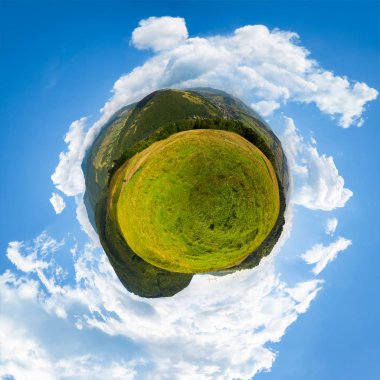 Küçük dağ gezegenin küresel panorama. güzel kırsal kavramı ile 360 derece görüntü. hillside ve vadi köyde tarım alanı. kabarık bulutlar ile güzel gökyüzü