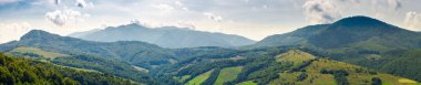 Güzel Karpat Dağları Panoraması. mükemmel kırsal manzara. kırsal alanda en yakın ormanlık tepeler. Güçlü Borzhava ridge uzaktan