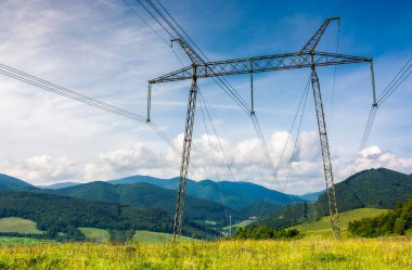 güç hatları üzerinde bir çayır mavi gökyüzü kule. güzel Enerji sanayi arka plan. verimli elektrik teslim kavramı. güzel ve parlak cennet