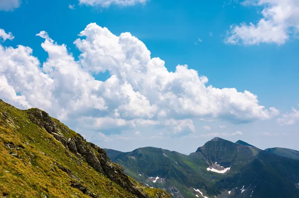 Hermoso Paisaje Nublado Sobre Las Montañas Fagaras Brillante Día Soleado —  Fotos de Stock