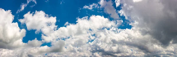 Formazioni Nuvolose Incredibili Cielo Blu Scuro Bellissimo Lato Illuminato Panorama — Foto Stock