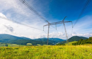 yüksek gerilim enerji hatları Karpat Dağları kule. güzel yeşil enerji sanayi kavramı. Mavi gökyüzü ve bazı bulutlar ile sonbaharda güzel manzara