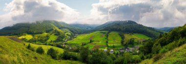 dağlar kırsal bir bölgede Panoraması. muhteşem kuşluk güzel bulutlu gökyüzü üzerinde. Tarımsal alanların hills sakin ve huzurlu bir hayat kavramı.