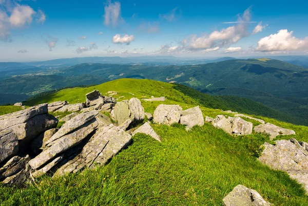 Pedregulhos Descendo Encosta Gramada Uma Colina Céu Bonito Sobre Montanhas — Fotografia de Stock