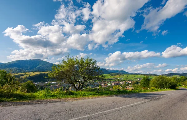 Strada Attraverso Bella Campagna Città Nella Valle Piedi Del Crinale — Foto Stock