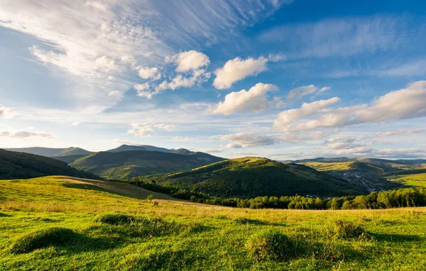 Krásná Krajina Odpoledne Nádherná Modrá Obloha Zlaté Mraky Nad Mocnou — Stock fotografie