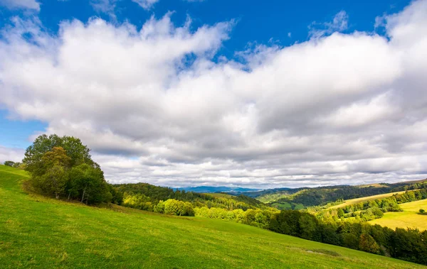 Schönen Bewölkten Himmel Über Den Bewaldeten Hügeln Wunderbare Natur Der — Stockfoto