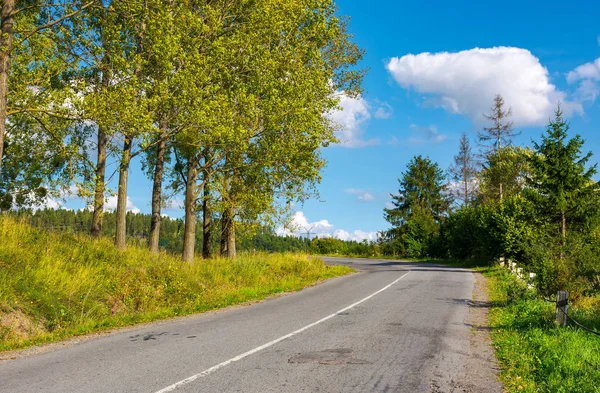 Estrada Rural Subindo Para Floresta Cenário Lindo Outono Viagem Carro — Fotografia de Stock