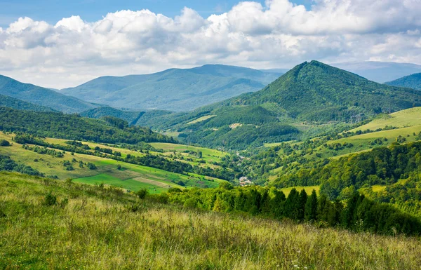 Vacker Natur Bergen Dalen Och Åkrar Hill Sidor Fantastiskt Höstväder — Stockfoto