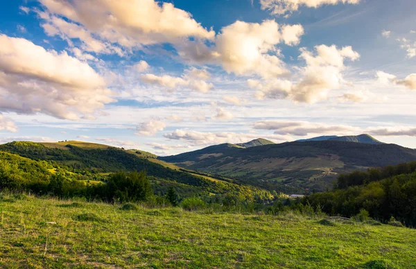 Bellissimo Pomeriggio Campagna Splendido Paesaggio Nuvoloso Sulle Montagne Villaggio Giù — Foto Stock