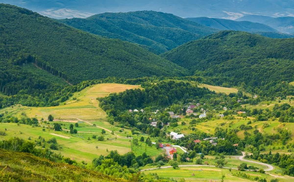 村庄在山谷 从山顶上观看 山上美丽的夏日风光 — 图库照片