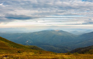 alpin çayır yıpranmış. uzak dağ görüntüleyin. canım geç yaz yatay, bulutlu gökyüzü
