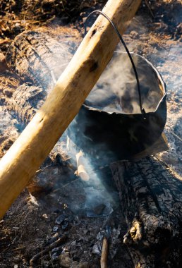 Kazan açık ateş üzerinde pişirme. yukarıdan görüntüleyin. sağlıklı gıda doğal şekilde yapılan