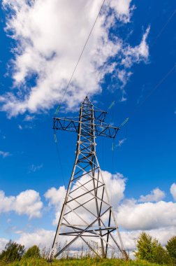 güç hattı Kulesi tepenin üzerinde. aşağıdan görüntüleyin. güzel mavi gökyüzü bulutlu