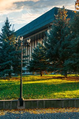 Uzhgorod Drama Theater yakınındaki Park fener. gündoğumu sonbaharın güzel kentsel sahne