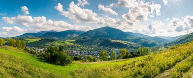 kırsal alanlar curvy yamaçlarında Panoraması. parlak sonbahar günü. güzel kırsal güzel havalarda üzerinde. Valley Village aşağı. muhteşem doğa dağ sırtı uzaktan yukarıda