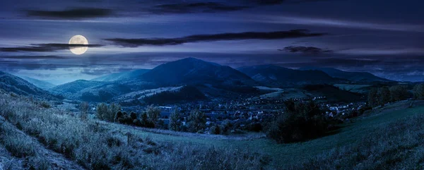 曲線斜面田園地帯のパノラマ 明るい秋の日 満月の光で夜の美しい田園地帯 谷の下の村 遠くの山の尾根上の豪華な Cloudscape — ストック写真