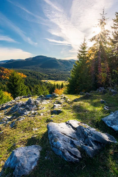 Скеляста Скеля Над Лісовою Долиною Красивий Осінній Схід Сонця Гірському — стокове фото