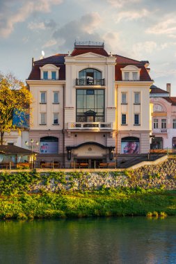 Uzhgorod, Ukrayna - 10 Kasım 2012: gündoğumu, Uzh Nehri'nin kıyısında tarihi kentin modern mimari