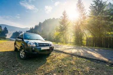 Mizhhirya, Ukrayna - 21 Ekim 2017: Hyundai Tucson Suv sisli dağlar kırsal yolu üzerinde. gündoğumu sonbaharın güzel ulaşım sahne. Araba kavramı ile seyahat